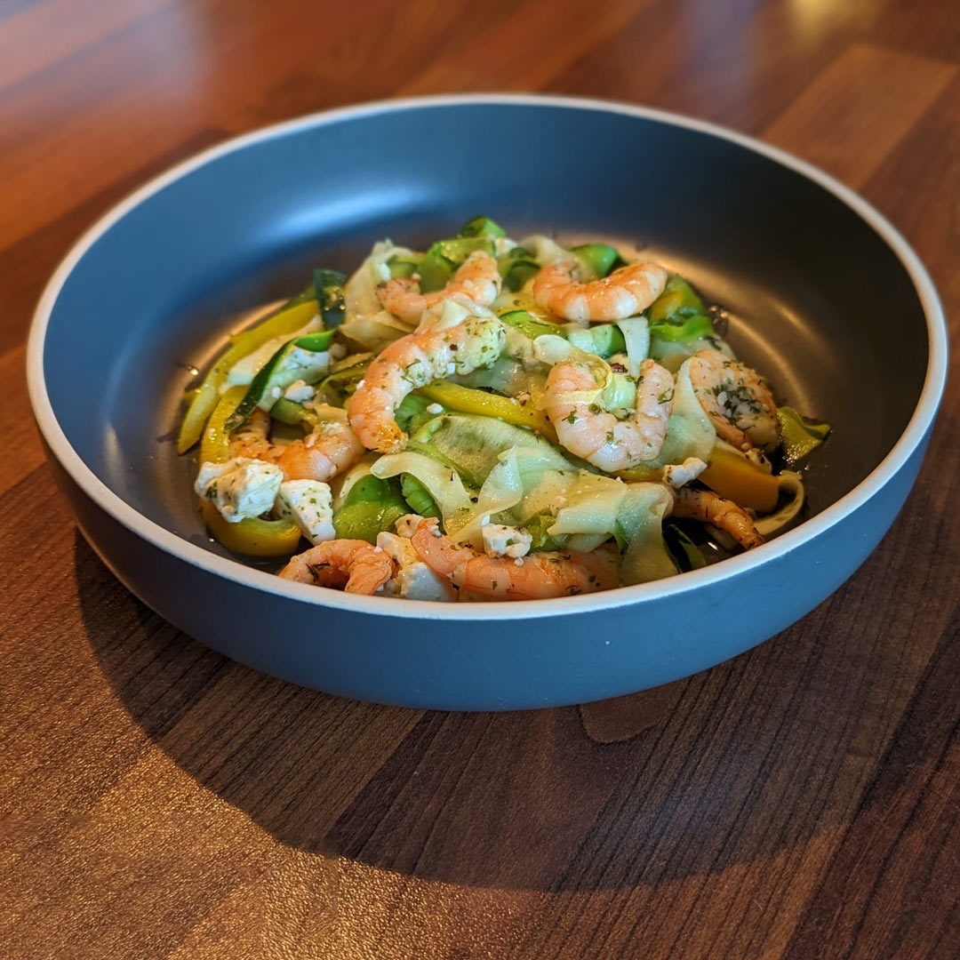 Low Carb Zucchini-Pasta mit Garnelen