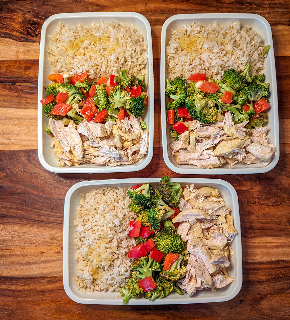 Meal Prep mit Reis, Hähnchen, Gemüse und Sößchen