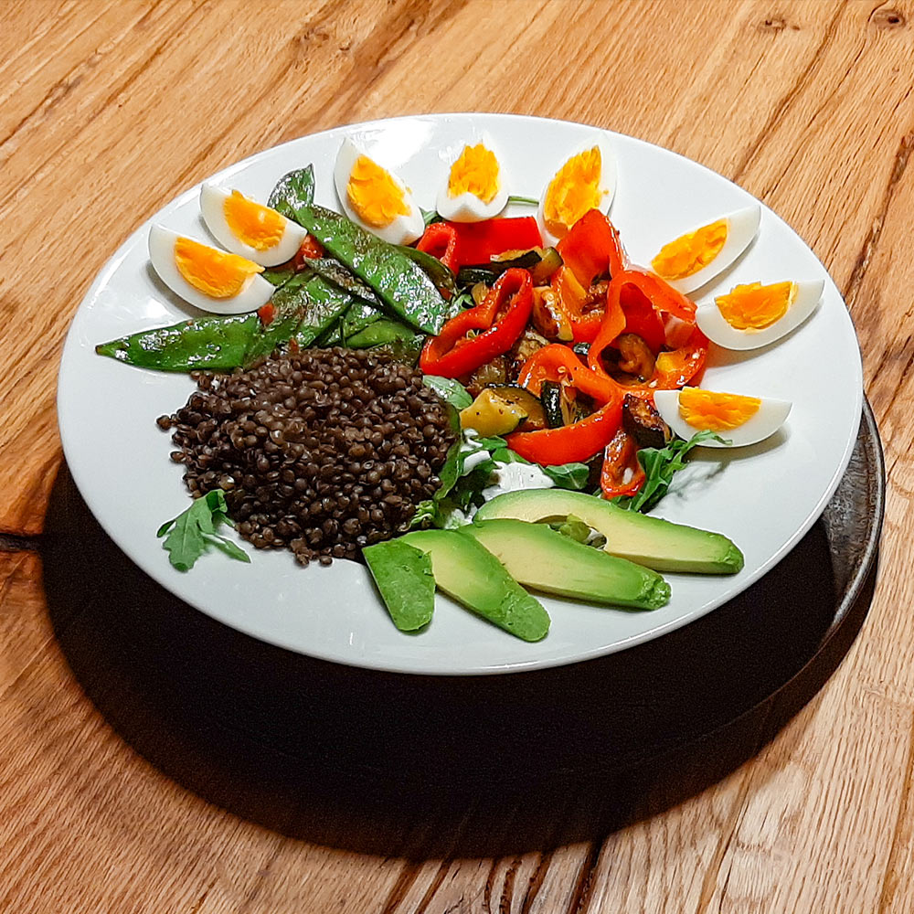 High Protein Bowl mit Linsen, Avocado und Hähnchen